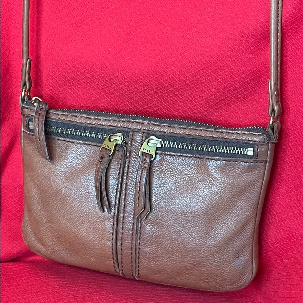 👜 Fossil Brown Leather Crossbody Bag with Gold Tone Branded Hardware. 👜